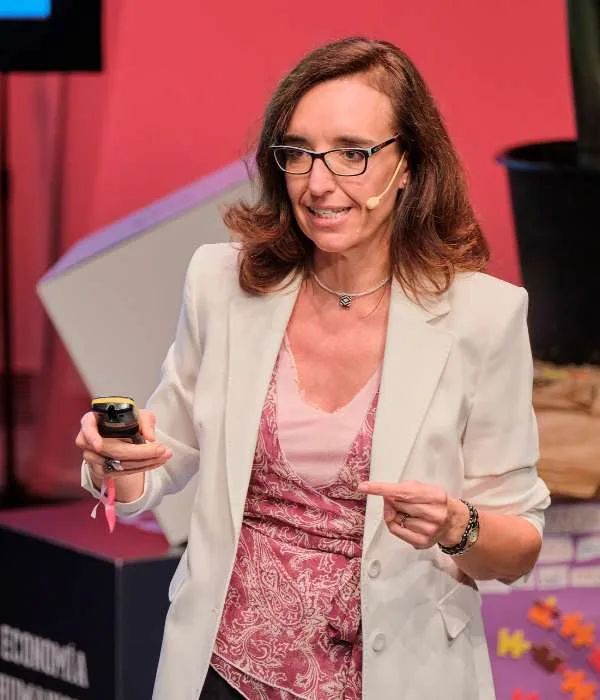 Ana Gascón en su ponencia para Foro Géiser Retos y oportunidades para la economía circular. El caso de Coca-Cola