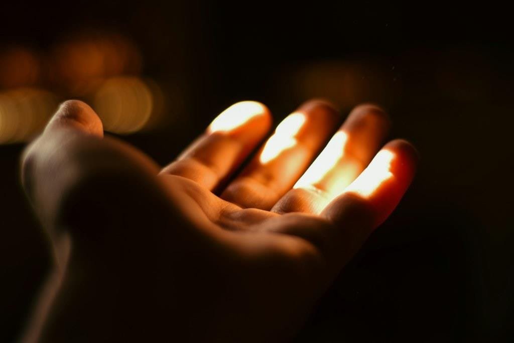 Imagen de una mano, con un haz de luz para ilustrar el artículo de Raico Rodríguez Filosofía de la Acción: Cómo la resistencia ética impulsa la innovación responsable, para Foro Géiser