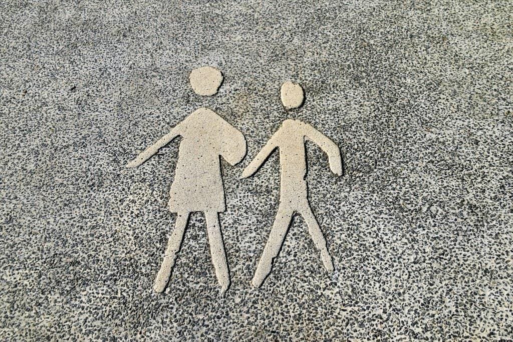 Imagen de icono de dos personas sobre el asfalto, para el artículo de Héctor Fernández sobre movilidad escolar sostenible, de Foro Géiser