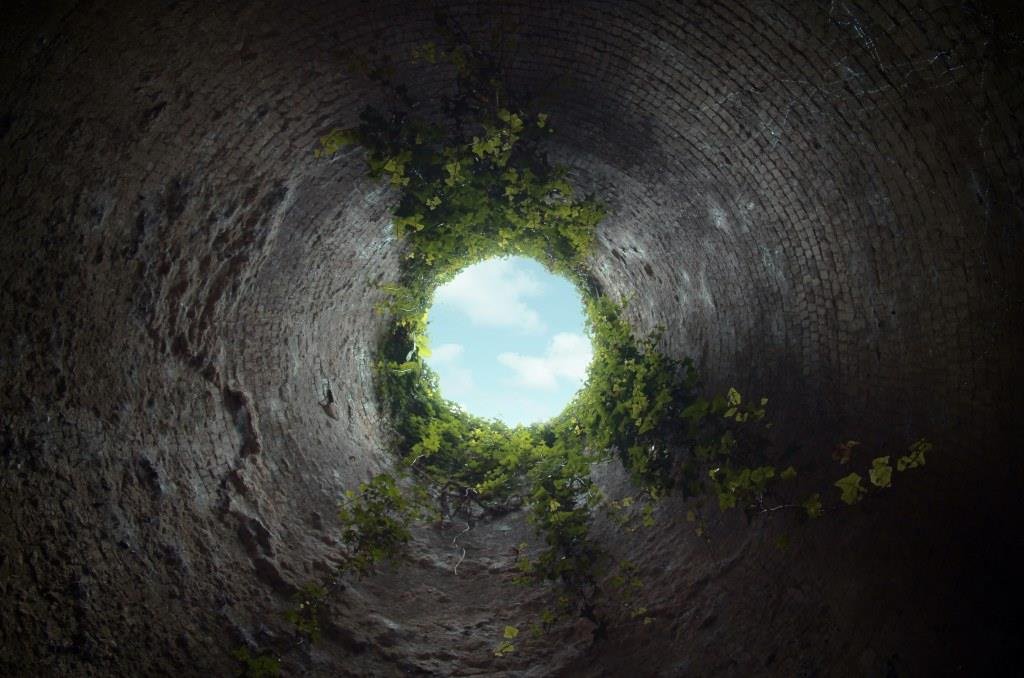 Imagen de un pozo, donde se ve el cielo azul, como esperanza en los sumideros de carbono, claves silenciosasde la sostenibilidad. Un artículo de Héctor Fernández, para Foro Géiser