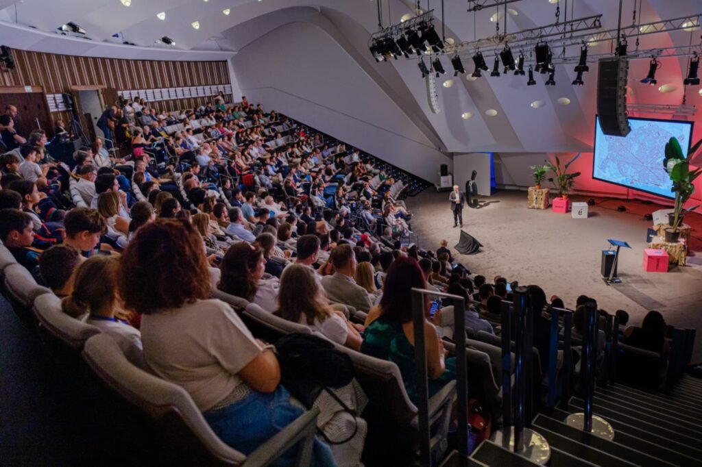 Imagen del escenario de Foro Géiser, Géiser Foro de innovación empresa responsable que se lleva a cabo en Tenerife, Islas Canarias