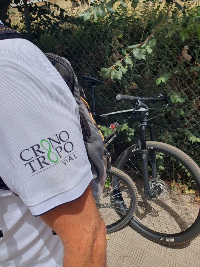 Imagen detalle del uniformo de CRONOTROPO Vial y bicicleta de fondo, para ilustrar el artículo de los FAROS GÉISER dedicado a esta Asociación que trabaja en la movilidad consciente