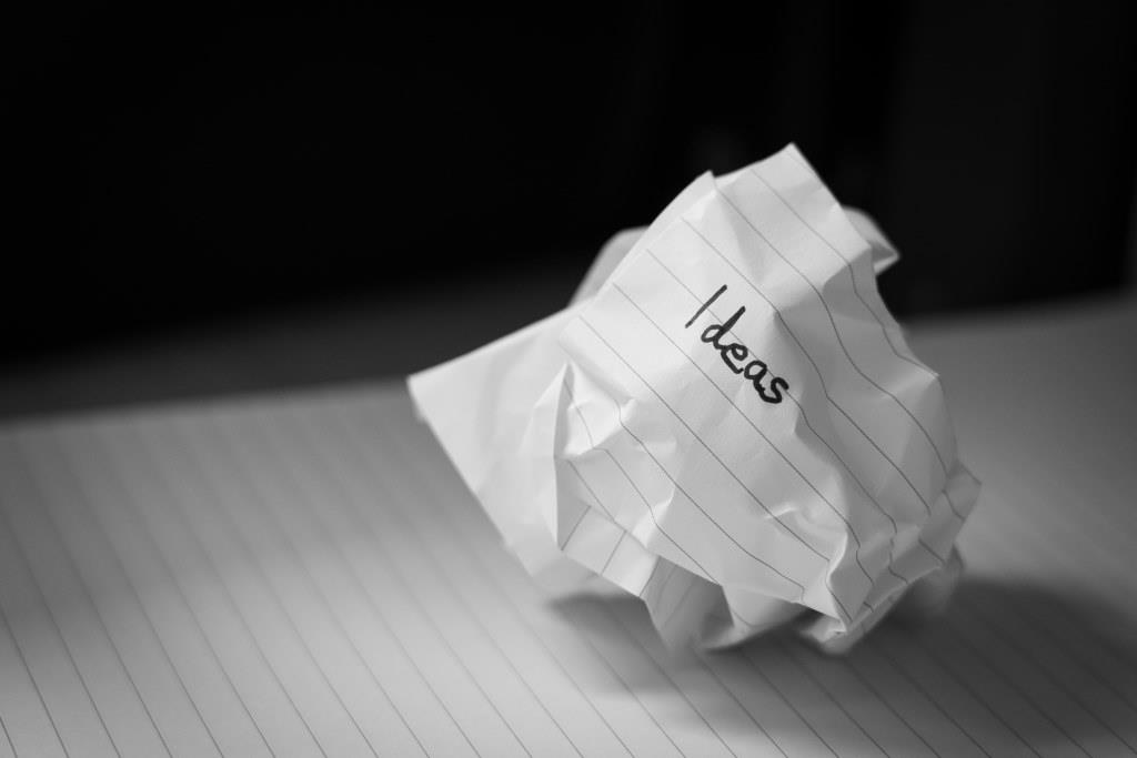 Imagen de una bola de papel arrugado con la palabra ideas esrita para ilustrar el artículo e Mayi Juárez sobre creatividad e IA para Foro Géiser